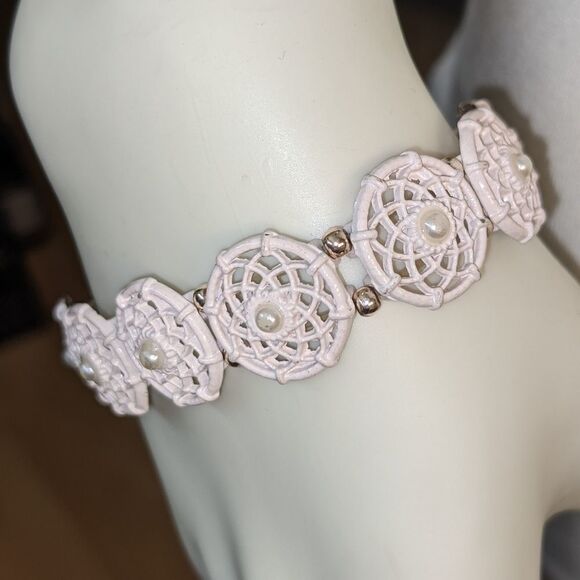 White floral or snowflake pattern w/pearl center bracelet - Picture 5 of 5